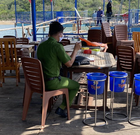 Điều tra vụ côn đồ lái tàu chở hàng đâm trực diện vào nhà hàng bè nổi - Ảnh 2. Điều tra vụ côn đồ lái tàu chở hàng đâm trực diện vào nhà hàng bè nổi - Ảnh 2.