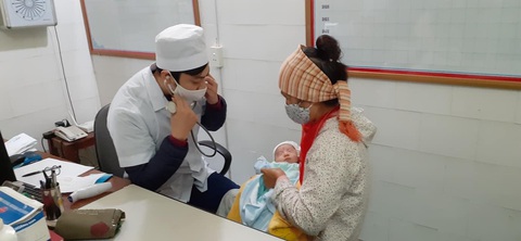 Bắt đầu tiêm chủng trở lại sau gần 1 tháng tạm dừng vì dịch COVID-19 - Ảnh 1. Bắt đầu tiêm chủng trở lại sau gần 1 tháng tạm dừng vì dịch COVID-19 - Ảnh 1.