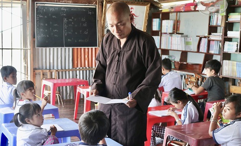 Lớp học đặc biệt của nhà sư trên chiếc bè giữa lòng hồ Trị An - Ảnh 1. Lớp học đặc biệt của nhà sư trên chiếc bè giữa lòng hồ Trị An - Ảnh 1.