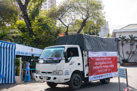 Những chuyến hàng Unilever đến với tuyến đầu chống dịch - Ảnh 1. Những chuyến hàng Unilever đến với tuyến đầu chống dịch - Ảnh 1.