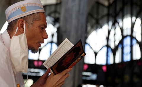 Người Hồi giáo bước vào tháng Ramadan kỳ lạ thời phong tỏa - Ảnh 1. Người Hồi giáo bước vào tháng Ramadan kỳ lạ thời phong tỏa - Ảnh 1.