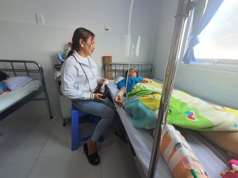 Đình chỉ công tác 4 CSGT, chuyển cơ quan điều tra vụ xịt hơi cay nghi gây chết người - Ảnh 1. Đình chỉ công tác 4 CSGT, chuyển cơ quan điều tra vụ xịt hơi cay nghi gây chết người - Ảnh 1.