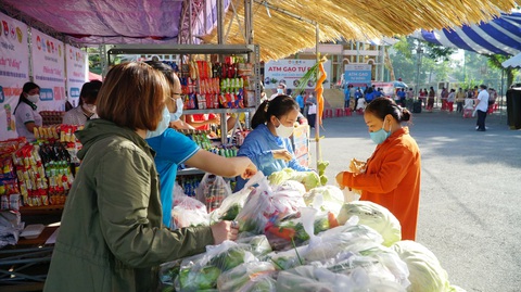 Người dân nhận gạo được ‘năn nỉ’ nhận thêm rau sạch, trứng, dầu ăn - Ảnh 2. Người dân nhận gạo được ‘năn nỉ’ nhận thêm rau sạch, trứng, dầu ăn - Ảnh 2.