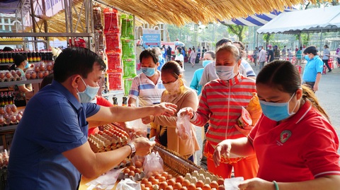 Người dân nhận gạo được ‘năn nỉ’ nhận thêm rau sạch, trứng, dầu ăn - Ảnh 1. Người dân nhận gạo được ‘năn nỉ’ nhận thêm rau sạch, trứng, dầu ăn - Ảnh 1.