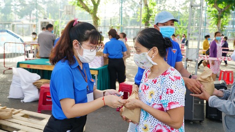 Người dân nhận gạo được ‘năn nỉ’ nhận thêm rau sạch, trứng, dầu ăn - Ảnh 4. Người dân nhận gạo được ‘năn nỉ’ nhận thêm rau sạch, trứng, dầu ăn - Ảnh 4.