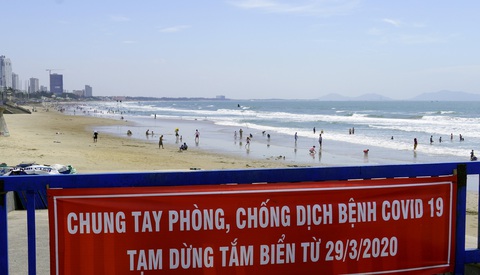 Bất chấp lệnh cấm, du khách vượt bờ kè ào xuống biển Vũng Tàu - Ảnh 2. Bất chấp lệnh cấm, du khách vượt bờ kè ào xuống biển Vũng Tàu - Ảnh 2.