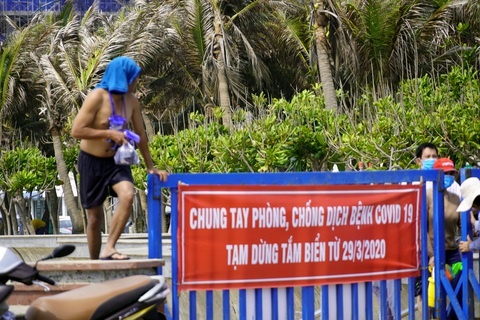 Bất chấp lệnh cấm, du khách vượt bờ kè ào xuống biển Vũng Tàu - Ảnh 1. Bất chấp lệnh cấm, du khách vượt bờ kè ào xuống biển Vũng Tàu - Ảnh 1.