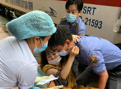 Một cháu bé chào đời trên chuyến tàu Thống Nhất - Ảnh 2. Một cháu bé chào đời trên chuyến tàu Thống Nhất - Ảnh 2.