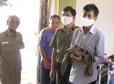 Bắt tạm giam giám đốc làm giả tài liệu nhà nước để lừa đảo - Ảnh 1. Bắt tạm giam giám đốc làm giả tài liệu nhà nước để lừa đảo - Ảnh 1.