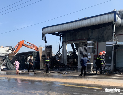 Cháy công ty chuyên sản xuất bao bì và may mặc ở Tiền Giang - Ảnh 5. Cháy công ty chuyên sản xuất bao bì và may mặc ở Tiền Giang - Ảnh 5.