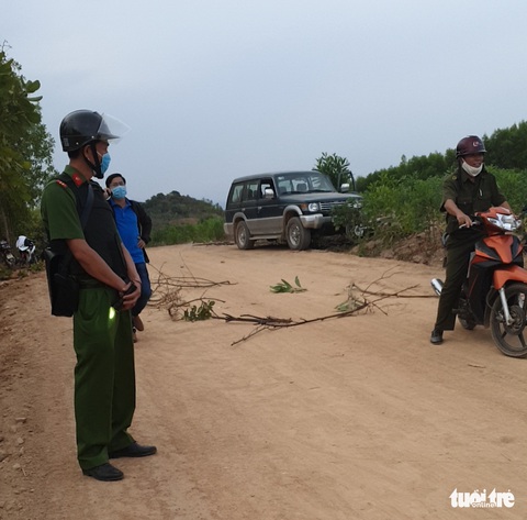 Hai nhóm hỗn chiến nghi do giành địa bàn, nhiều người thương vong - Ảnh 1. Hai nhóm hỗn chiến nghi do giành địa bàn, nhiều người thương vong - Ảnh 1.