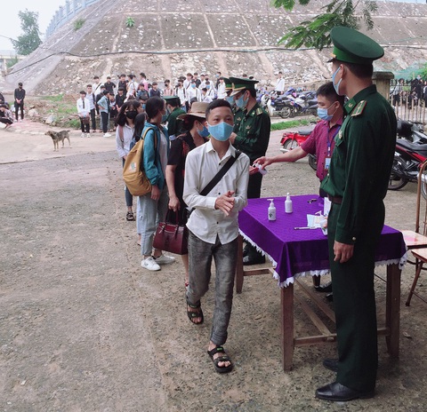 Sáng nay 27-4, học sinh của gần 30 tỉnh thành trở lại trường - Ảnh 12. Sáng nay 27-4, học sinh của gần 30 tỉnh thành trở lại trường - Ảnh 12.