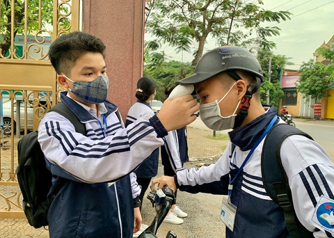 Sáng nay 27-4, học sinh của gần 30 tỉnh thành trở lại trường - Ảnh 2. Sáng nay 27-4, học sinh của gần 30 tỉnh thành trở lại trường - Ảnh 2.