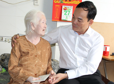 Lãnh đạo TP.HCM thăm cá nhân có thành tích tiêu biểu trong chiến dịch Hồ Chí Minh - Ảnh 1. Lãnh đạo TP.HCM thăm cá nhân có thành tích tiêu biểu trong chiến dịch Hồ Chí Minh - Ảnh 1.