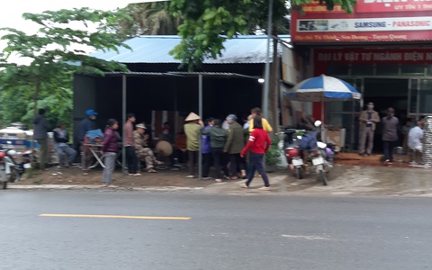 Bé 6 tuổi chết bất thường, trên cổ có vết bầm tím - Ảnh 1. Bé 6 tuổi chết bất thường, trên cổ có vết bầm tím - Ảnh 1.