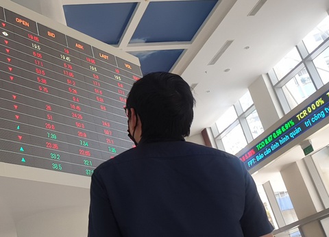 Dồn dập chốt lời ăn tết, chứng khoán giảm điểm mạnh - Ảnh 1. Dồn dập chốt lời ăn tết, chứng khoán giảm điểm mạnh - Ảnh 1.