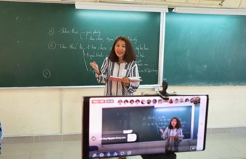 Khó xử với... học trực tuyến - Ảnh 1. Khó xử với... học trực tuyến - Ảnh 1.