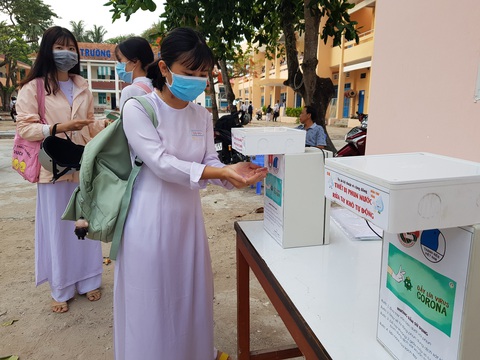 Sáng nay 27-4, học sinh của gần 30 tỉnh thành trở lại trường - Ảnh 3. Sáng nay 27-4, học sinh của gần 30 tỉnh thành trở lại trường - Ảnh 3.