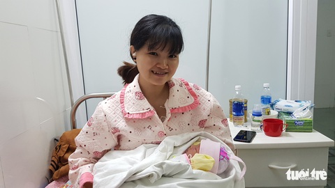 Các nam nhân viên tàu SE4 đỡ đẻ cho hành khách theo hướng dẫn qua... video call - Ảnh 1. Các nam nhân viên tàu SE4 đỡ đẻ cho hành khách theo hướng dẫn qua... video call - Ảnh 1.