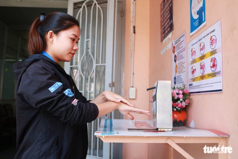 Chiếc máy mời mọc: Xin chào bạn, mời bạn rửa tay - Ảnh 1. Chiếc máy mời mọc: Xin chào bạn, mời bạn rửa tay - Ảnh 1.