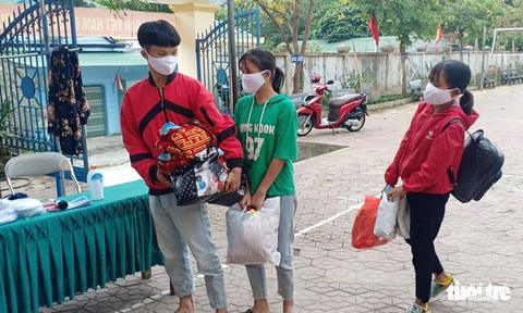 Thầy cô miền núi tặng áo trắng ‘kéo’ học trò nghèo đến trường mùa dịch - Ảnh 5. Thầy cô miền núi tặng áo trắng ‘kéo’ học trò nghèo đến trường mùa dịch - Ảnh 5.