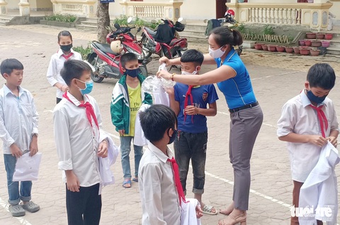 Thầy cô miền núi tặng áo trắng ‘kéo’ học trò nghèo đến trường mùa dịch - Ảnh 3. Thầy cô miền núi tặng áo trắng ‘kéo’ học trò nghèo đến trường mùa dịch - Ảnh 3.