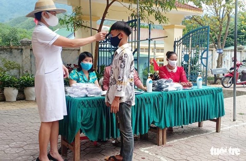 Thầy cô miền núi tặng áo trắng ‘kéo’ học trò nghèo đến trường mùa dịch - Ảnh 1. Thầy cô miền núi tặng áo trắng ‘kéo’ học trò nghèo đến trường mùa dịch - Ảnh 1.