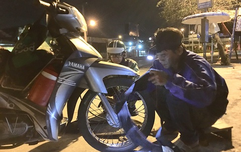 Chạy cả trăm kilômet mỗi đêm giúp người không may gặp sự cố trên đường - Ảnh 1. Chạy cả trăm kilômet mỗi đêm giúp người không may gặp sự cố trên đường - Ảnh 1.