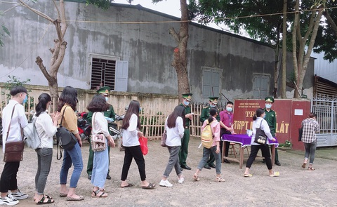 Trở lại trường sau kỳ nghỉ phòng dịch COVID-19: Đủ kiểu giãn cách - Ảnh 1. Trở lại trường sau kỳ nghỉ phòng dịch COVID-19: Đủ kiểu giãn cách - Ảnh 1.