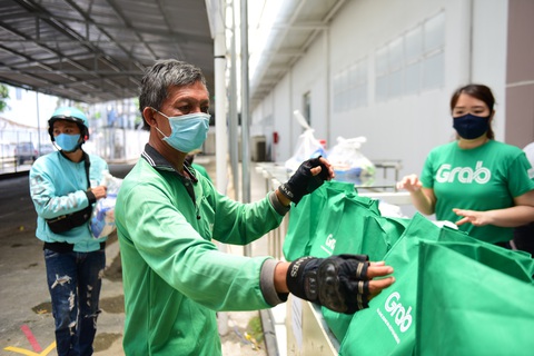 Tài xế GrabBike “nhường cơm” cho đồng nghiệp vượt khó - Ảnh 2. Tài xế GrabBike “nhường cơm” cho đồng nghiệp vượt khó - Ảnh 2.