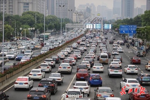 Vũ Hán hết bệnh nhân COVID-19, nguy cơ lây nhiễm vẫn còn - Ảnh 2. Vũ Hán hết bệnh nhân COVID-19, nguy cơ lây nhiễm vẫn còn - Ảnh 2.