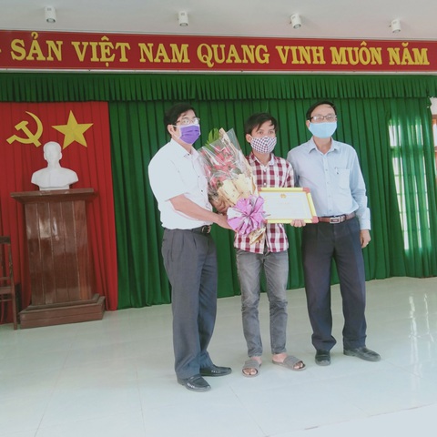 Khen thưởng người mua ve chai nghèo trả lại 180 triệu đồng và 1,3 lượng vàng - Ảnh 1. Khen thưởng người mua ve chai nghèo trả lại 180 triệu đồng và 1,3 lượng vàng - Ảnh 1.