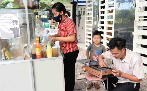Chi tiền hỗ trợ: Sao phải chờ có đơn? - Ảnh 1. Chi tiền hỗ trợ: Sao phải chờ có đơn? - Ảnh 1.