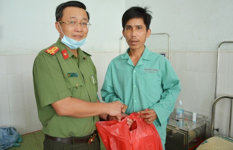 Bị bắt bạc, nhóm con bạc quay lại đánh công an, giải cứu đồng bọn - Ảnh 1. Bị bắt bạc, nhóm con bạc quay lại đánh công an, giải cứu đồng bọn - Ảnh 1.