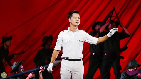 Liveshow Bài ca không quên của Đức Tuấn kỷ niệm 45 năm thống nhất đất nước - Ảnh 1. Liveshow Bài ca không quên của Đức Tuấn kỷ niệm 45 năm thống nhất đất nước - Ảnh 1.