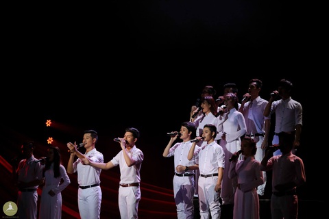 Liveshow Bài ca không quên của Đức Tuấn kỷ niệm 45 năm thống nhất đất nước - Ảnh 2. Liveshow Bài ca không quên của Đức Tuấn kỷ niệm 45 năm thống nhất đất nước - Ảnh 2.