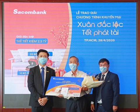 Sacombank trao thưởng sổ tiết kiệm trị giá 2,5 tỉ đồng cho khách hàng - Ảnh 1. Sacombank trao thưởng sổ tiết kiệm trị giá 2,5 tỉ đồng cho khách hàng - Ảnh 1.