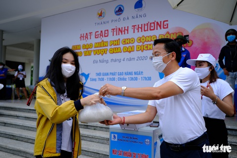 Doanh nhân trẻ Đà Nẵng góp gạo cho cộng đồng, tặng máy thở cho bệnh viện - Ảnh 1. Doanh nhân trẻ Đà Nẵng góp gạo cho cộng đồng, tặng máy thở cho bệnh viện - Ảnh 1.