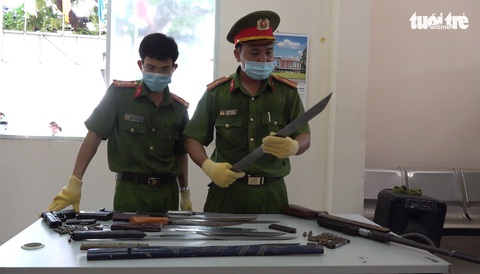 Mang nộp mã tấu vì sợ xảy ra mâu thuẫn, không kiềm chế gây họa - Ảnh 2. Mang nộp mã tấu vì sợ xảy ra mâu thuẫn, không kiềm chế gây họa - Ảnh 2.