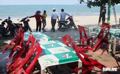 Biển Cửa Lò mở cửa vắng vẻ, nhà hàng nín thở lo ế khách - Ảnh 4. Biển Cửa Lò mở cửa vắng vẻ, nhà hàng nín thở lo ế khách - Ảnh 4.