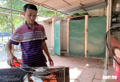 Biển Cửa Lò mở cửa vắng vẻ, nhà hàng nín thở lo ế khách - Ảnh 6. Biển Cửa Lò mở cửa vắng vẻ, nhà hàng nín thở lo ế khách - Ảnh 6.