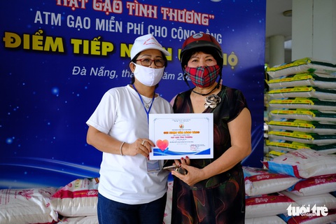 Doanh nhân trẻ Đà Nẵng góp gạo cho cộng đồng, tặng máy thở cho bệnh viện - Ảnh 4. Doanh nhân trẻ Đà Nẵng góp gạo cho cộng đồng, tặng máy thở cho bệnh viện - Ảnh 4.