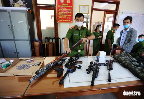 Đà Lạt thu giữ hàng loạt súng hơi hạng nặng - Ảnh 1. Đà Lạt thu giữ hàng loạt súng hơi hạng nặng - Ảnh 1.
