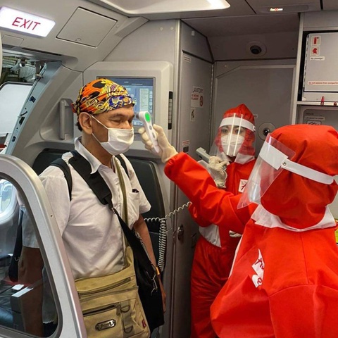 AirAsia công bố đồng phục tiếp viên hàng không ‘kín mít’ có một không hai - Ảnh 2. AirAsia công bố đồng phục tiếp viên hàng không ‘kín mít’ có một không hai - Ảnh 2.