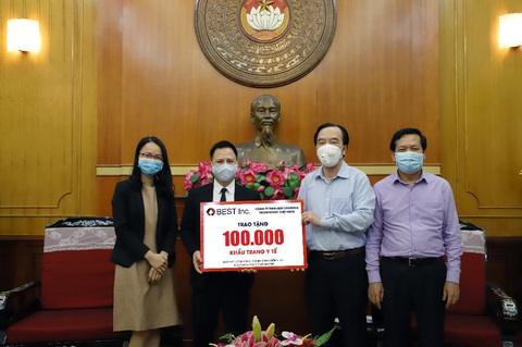 BEST Inc. trao tặng 100.000 khẩu trang y tế cho Ủy ban Trung ương Mặt trận Tổ quốc Việt Nam - Ảnh 1. BEST Inc. trao tặng 100.000 khẩu trang y tế cho Ủy ban Trung ương Mặt trận Tổ quốc Việt Nam - Ảnh 1.