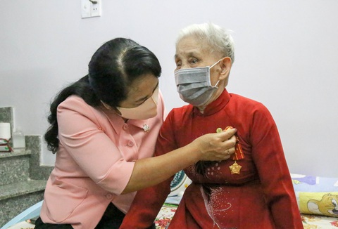 Lãnh đạo TP.HCM thăm Quân khu 7 và các Anh hùng lực lượng vũ trang nhân dân - Ảnh 7. Lãnh đạo TP.HCM thăm Quân khu 7 và các Anh hùng lực lượng vũ trang nhân dân - Ảnh 7.