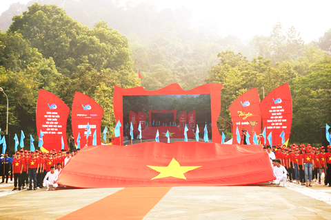 Trao chìa khóa tương lai cho thế hệ lãnh đạo mới - Ảnh 1. Trao chìa khóa tương lai cho thế hệ lãnh đạo mới - Ảnh 1.