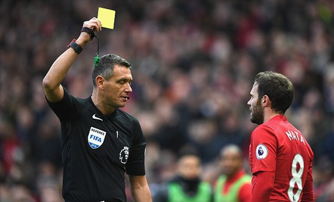 FIFA tính chuyện phạt thẻ cầu thủ khạc nhổ để tránh lây lan COVID-19 - Ảnh 1. FIFA tính chuyện phạt thẻ cầu thủ khạc nhổ để tránh lây lan COVID-19 - Ảnh 1.