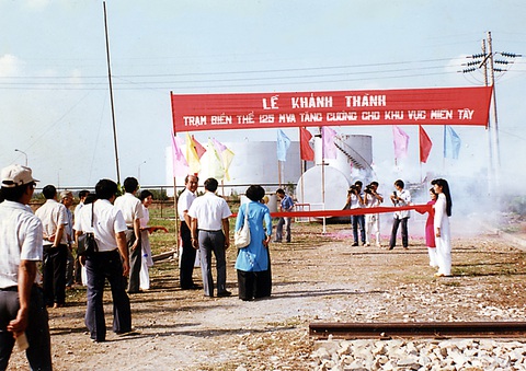 45 năm EVNSPC - hành trình điện khí hóa nông thôn và nâng chất dịch vụ - Ảnh 2. 45 năm EVNSPC - hành trình điện khí hóa nông thôn và nâng chất dịch vụ - Ảnh 2.