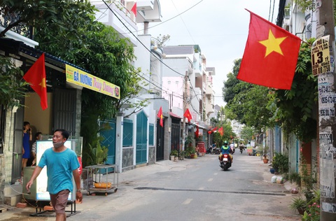 Hà Nội, TP.HCM rực rỡ cờ đỏ mừng 45 năm ngày thống nhất đất nước - Ảnh 6. Hà Nội, TP.HCM rực rỡ cờ đỏ mừng 45 năm ngày thống nhất đất nước - Ảnh 6.